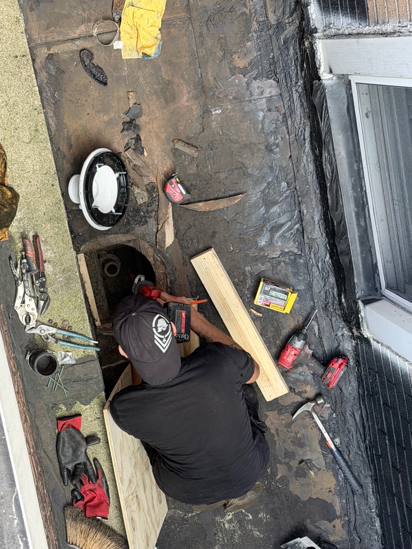 Carpentry work around the opened flat roof drain